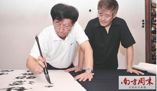 易中天做客本山基地的第一个“节目”是书法交流。在赵本山的书房,易中天送了赵本山一首《平韵卜算子》:“君唱二人转,我讲三人行。踏遍天涯皆芳草,满眼艳阳春。漫道晨昏短,但问耕耘深。茄子黄瓜老玉米,泥土最清新。”赵本山回赠条幅三个大字“精气神”。孙东缨/摄