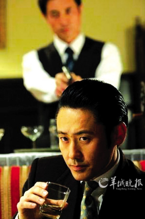 吴秀波在《黎明之前》里出演玩世不恭而带点忧郁和颓废的潜伏人员“031”