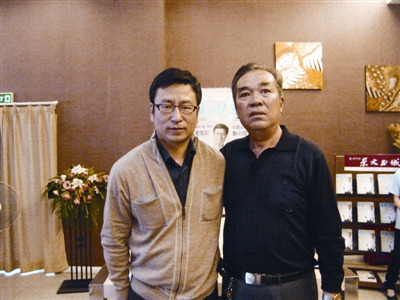 白岩松与读者彭少华亲切合影。通讯员熊芳摄