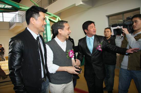 导演唐季礼向吕良伟陈嘉上介绍