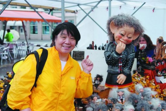 与挪威山妖玩偶合照