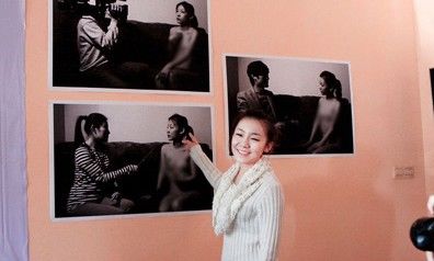 1月16日，苏紫紫在798艺术工厂为新作《采访》举行新闻发布会。