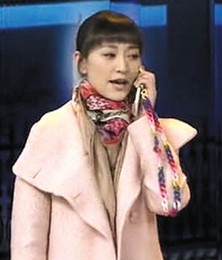 《午夜电话亭》中，李小冉穿的大衣、用的手机链一夜“走红”。