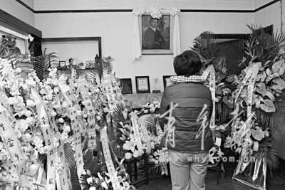 袁雪芬家中放满悼念鲜花