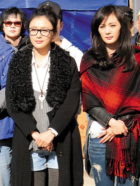 秦岚与杨幂一同出席《王的盛宴》开机仪式