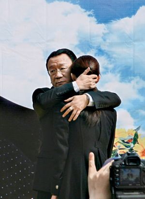 侯耀华和侯瓒在侯耀文骨灰安放仪式上“一抱泯恩仇” 新华社图