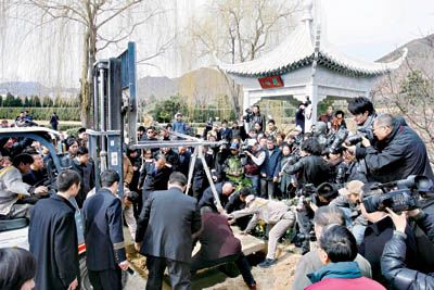 侯耀文的骨灰安放于天寿园墓地 新华社图