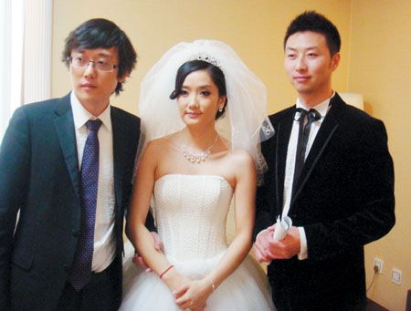 婚礼主持人刘宇飞（右一）与杨魏玲花、徐明朝合影。