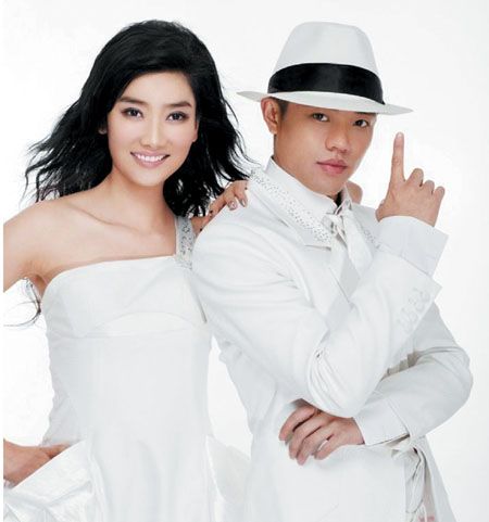 凤凰传奇主唱杨魏玲花、曾毅。