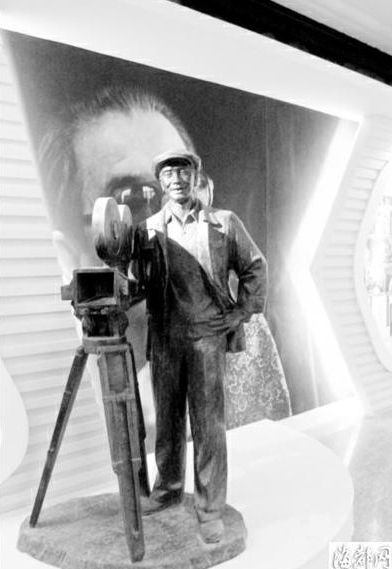 陈凯歌之父导演陈怀皑的雕像