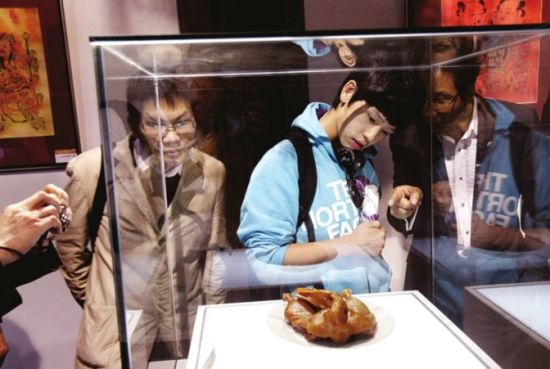 陈凯歌大儿子陈雨昂对寿山石雕《卤鸭》感兴趣