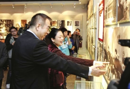 陈凯歌、陈红夫妇参观艺术馆