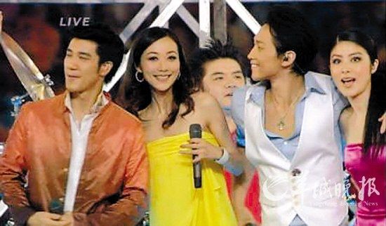 在北京奥运会闭幕式上卖力演唱的王力宏、韩雪、RAIN、陈慧琳（由左至右）