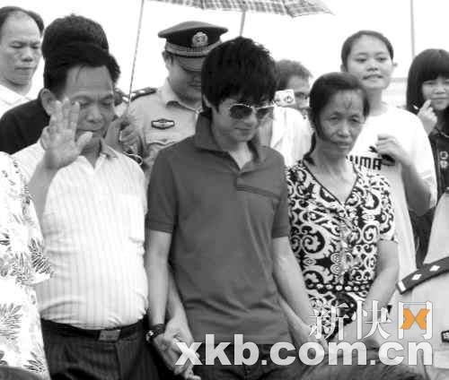 2007年陈楚生获“快乐男声”冠军后，与父母一起在三亚南山祈福