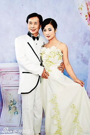 邓建国迎娶90后嫩模消息得到确认。知情人称女方已有身孕，并晒出两人结婚照证实此事