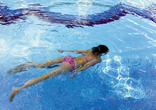 泳装显出赵薇的苗条身段