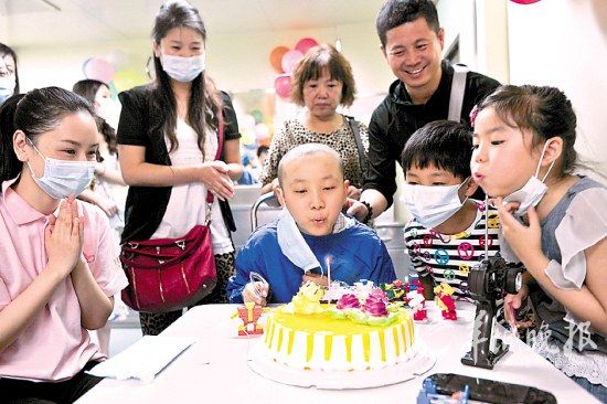 孙宁（左）为乐乐庆祝生日(摄影/宋金峪)