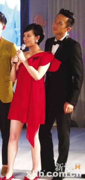 一对新人上台合唱了一首《我愿意》答谢宾客