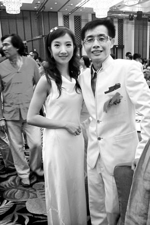 邓建国在他的婚宴上与女弟子心美合影。（资料图片）