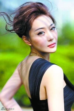 张馨予出生于江苏。在2010年冯小刚贺岁电影《非诚勿扰2》中凭借环保大明星角色，人气飙升。