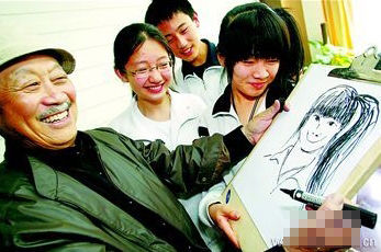 漫画家丁午在作画