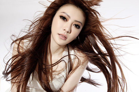 人气嫩模董兰月拍性感制服写真 彰显甜美诱惑