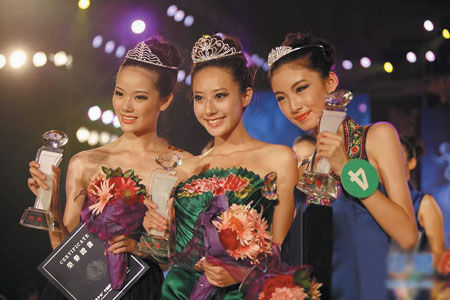 冠军孙婧容(中)、亚军张桐(左)和季军高睿菲儿(右)