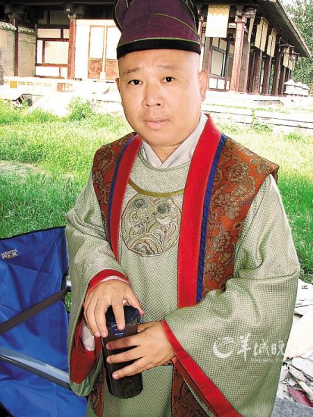 在《梦回唐朝》片场里的郭德纲