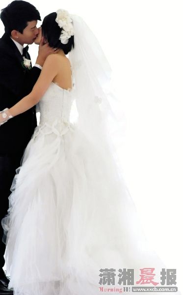 婚礼现场，张杰激动拥吻新娘谢娜。