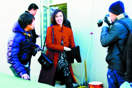 李阳妻子面带微笑