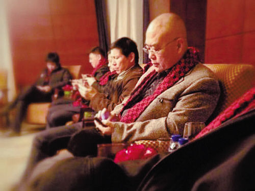 休息室里几十位明星坐在沙发上齐刷刷低头玩手机刷微博