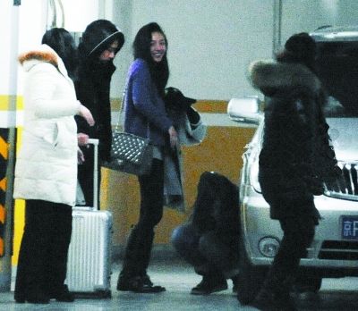 刘恺威与杨幂一同出行被记者抓拍