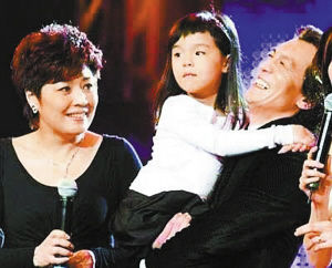 李咏哈文一家。