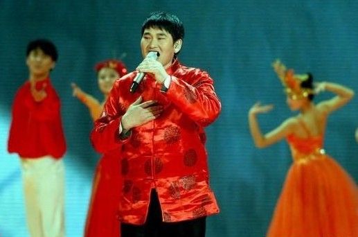 大衣哥朱之文走上春晚舞台