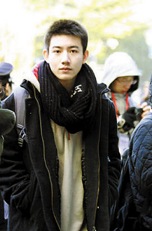 走红“围巾男”