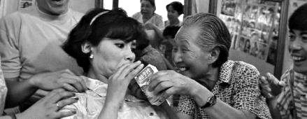 吴媚媚（右）曾出演《股疯》