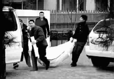 尸体被抬上车