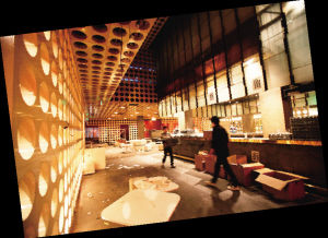 工作人员正在清空酒吧