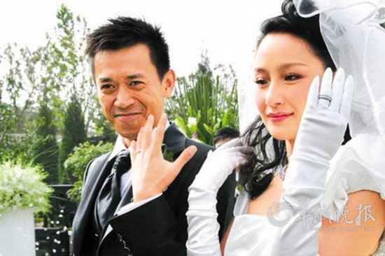 在2009年的婚礼上，王学兵和孙宁幸福地展示婚戒