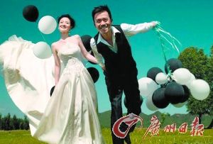 王学兵和孙宁曾经的婚纱照，两人看起来还是相当恩爱