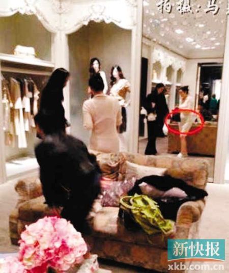 疑似巩俐（圈中人）到巴黎某商场购物