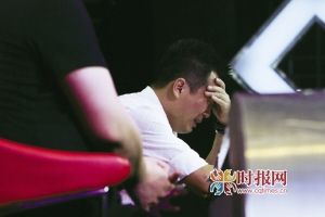 黄健翔谈到两年未见的女儿，失控痛哭