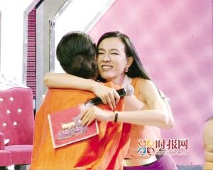 倪萍与李艾拥抱