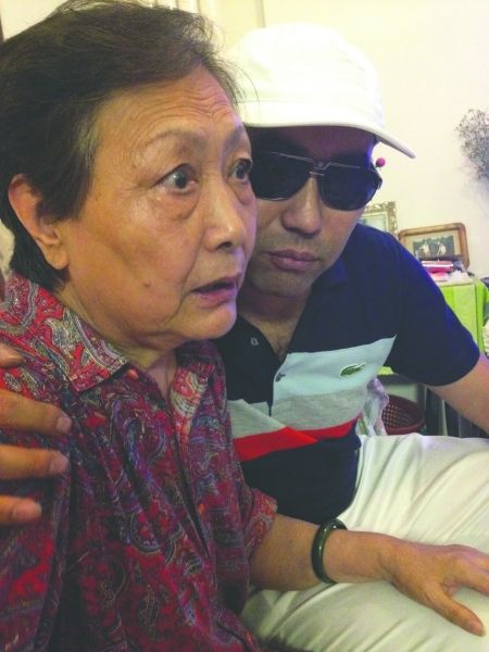 45岁的吴山还没有结婚，他和72岁的母亲陈凌霞相依为命
