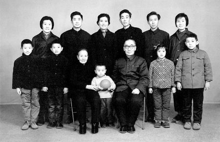 前排左起：外孙李丹、外孙陈钢、冰心、(小孩身份不详)、吴文藻、孙女吴江、孙子吴山　后排左起：女儿吴青、