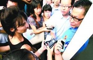 李阳离婚案庭审法院外的反家暴志愿者们 