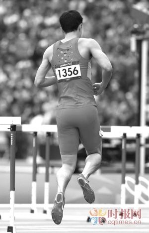 刘翔单脚跳向终点，只留下一道背影