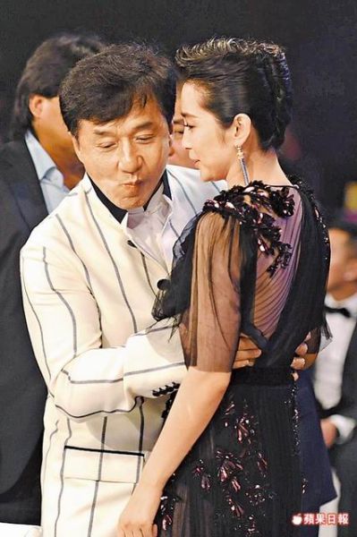 李冰冰香港透视装 回应成龙掐腰疑揩油