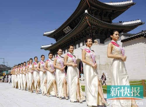 景福宫前佳丽们穿旗袍展示中式之美。