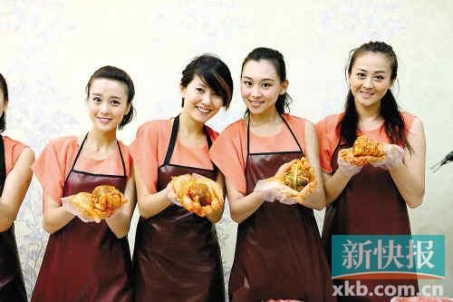 佳丽们学做泡菜